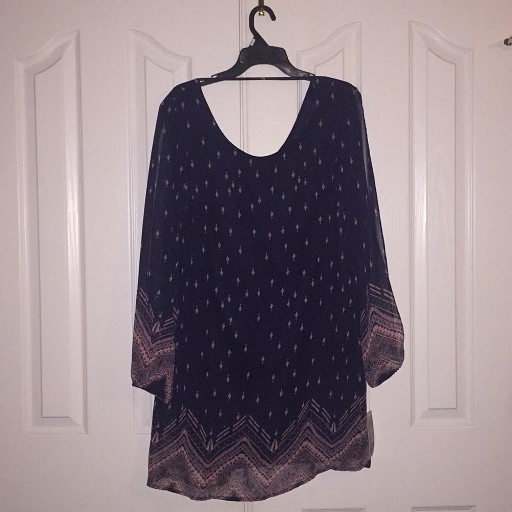 Adorable Navy dress with open sleeves.